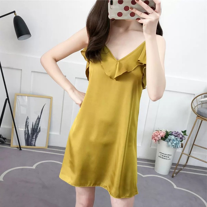 Váy ngủ lụa sexy cổ V đắp bèo cao cấp với màu vàng nghệ tây sang trọng