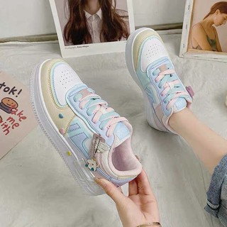 Giày sneaker phối màu có sticker kèm theo.