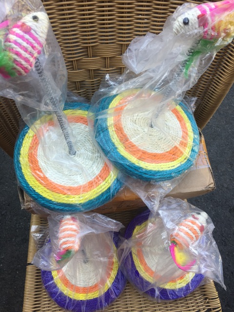 Bàn cào mèo có chuột lò xo, cho mèo mài móng , xả stress