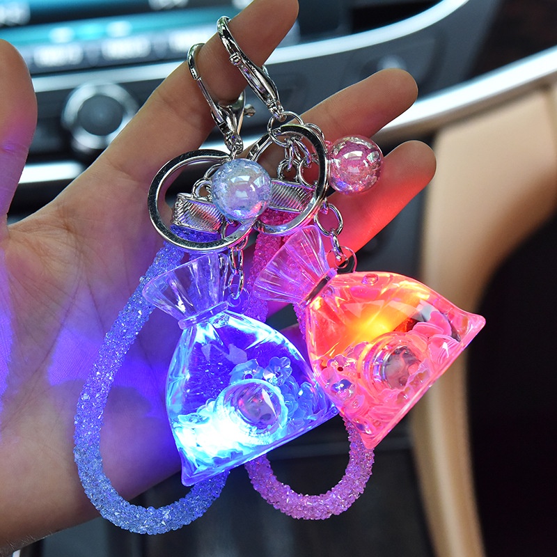 Móc khóa nước cute độc đáo hình túi quà phát ánh sáng lúc lắc mẫu dây lung linh đẹp phong cách độc lạ bền đẹp