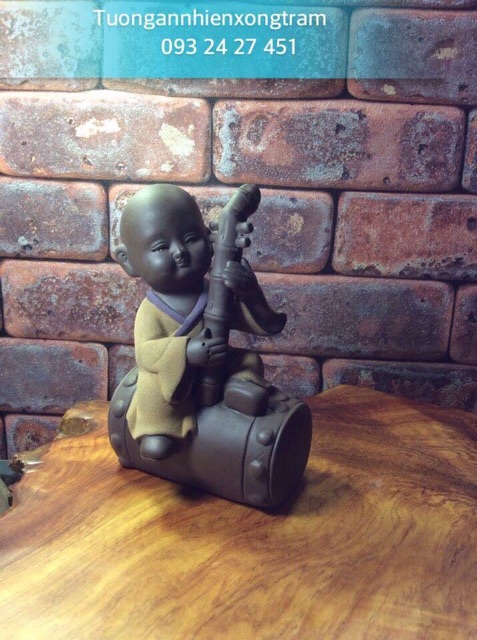 4 chú tiểu đánh đàn