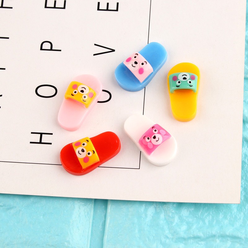 Charm (C412) slime/ Dụng Cụ Charm Trang Trí [Ko Keo &amp; Nút] Chiếc Dép Quai Ngang Bé Gấu (1.3x2.3cm) - Giá 1 cái