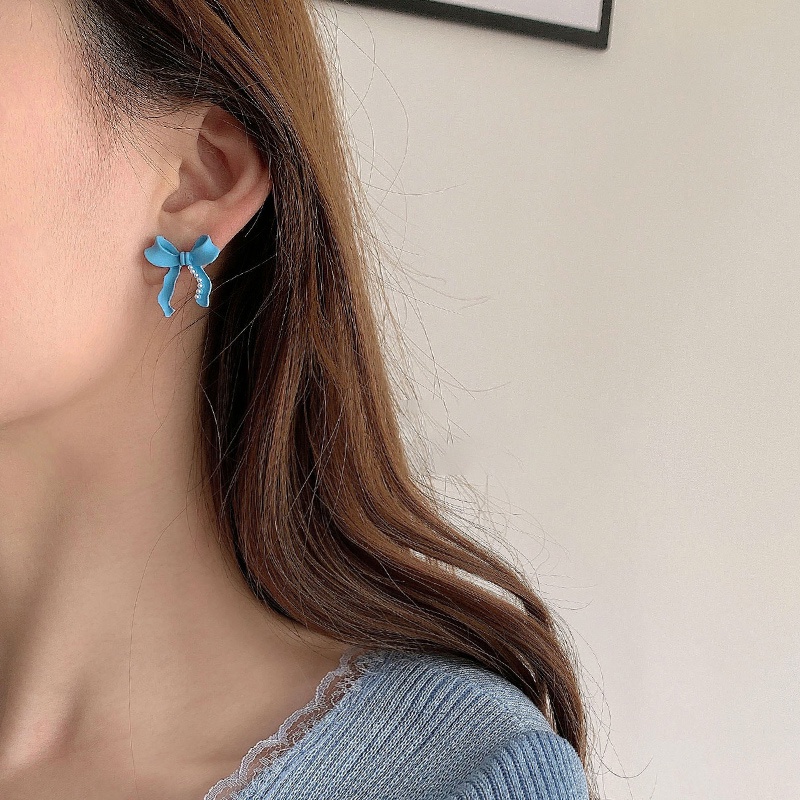 Khuyên tai nữ trang tạo hình độc đáo