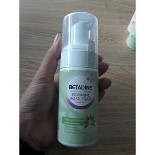 Bọt vệ sinh phụ nữ hàng ngày BETADINE xanh 100ml: Tươi mát năng động
