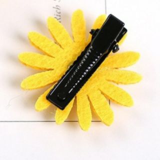 Kẹp và cột tóc hoa cúc vàng