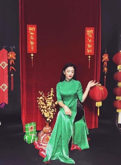 Áo dài gấm đính trai