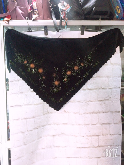 Khăn Nhung Cho Bà, Khăn Nhung Trùm Đầu