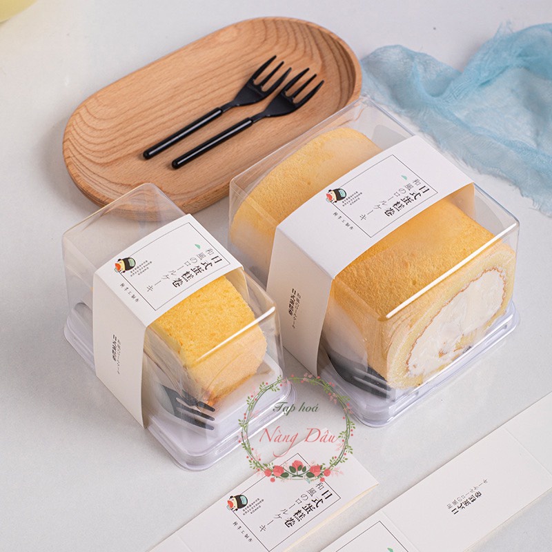 Hộp nhựa đựng bánh bông lan cuộn - có kèm nĩa