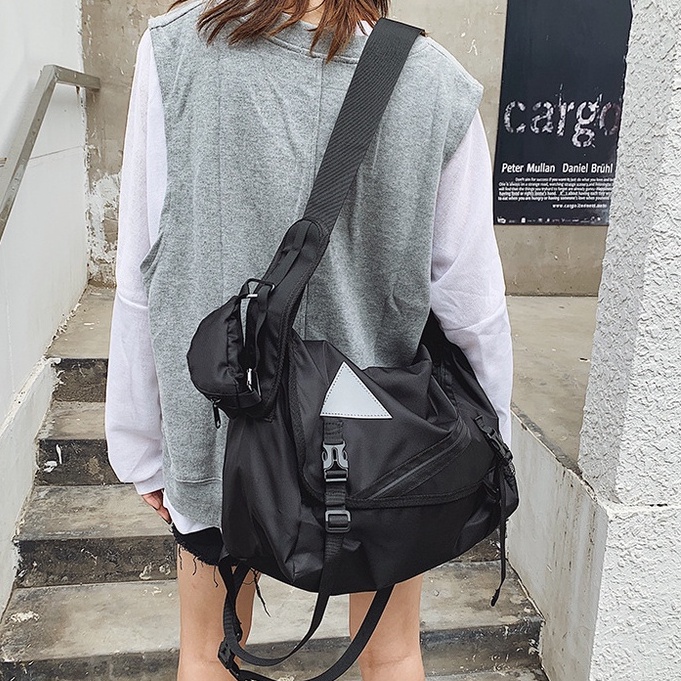 Túi đeo chéo chống nước đựng laptop họa tiết tam giác phản quang