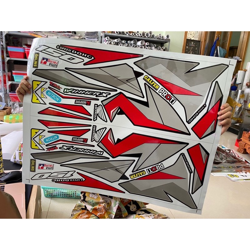 ( Quí khách vui lòng mang ra tiệm cho thợ dán ) Winner x đỏ đen