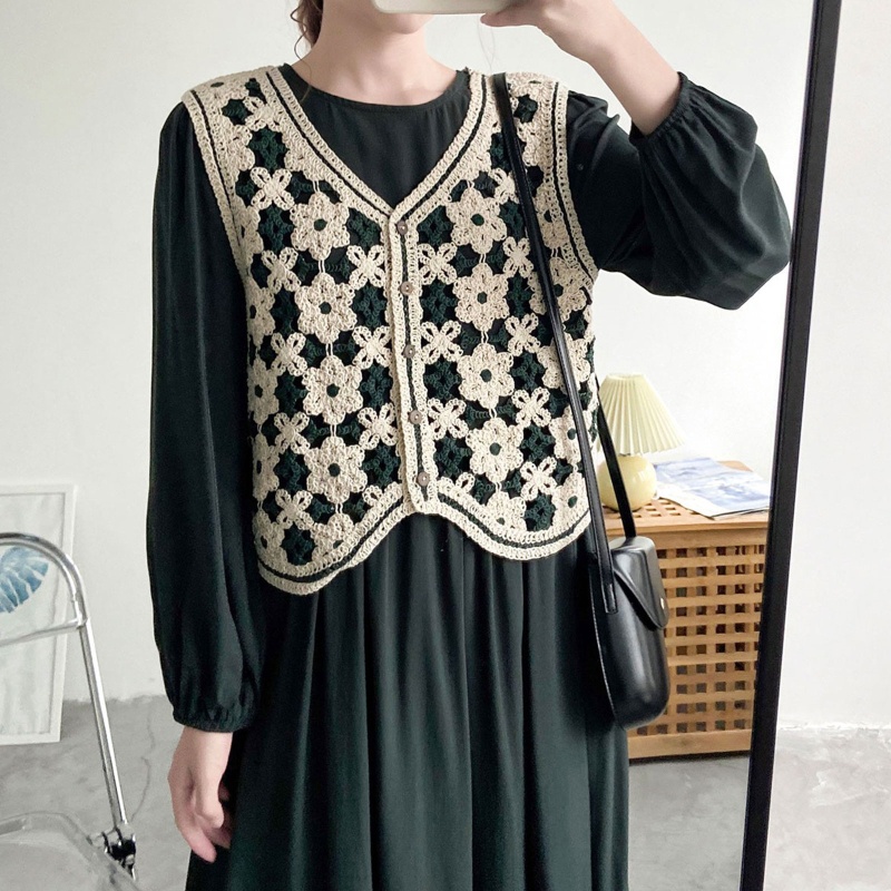 Áo Croptop Dệt Kim Sát Nách Cổ Chữ V Thêu Hoa Phối Nút Thời Trang Cho Nữ