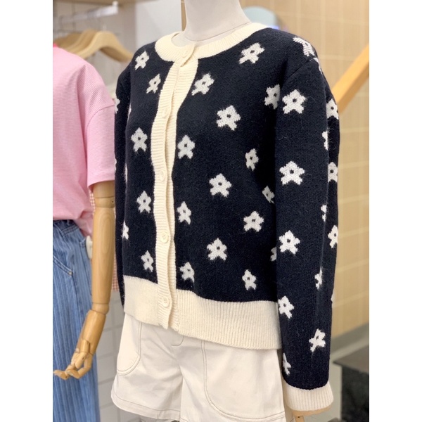 Sibling House - Áo len hoạ tiết hoa nút dọc Floral cardigan | BigBuy360 - bigbuy360.vn