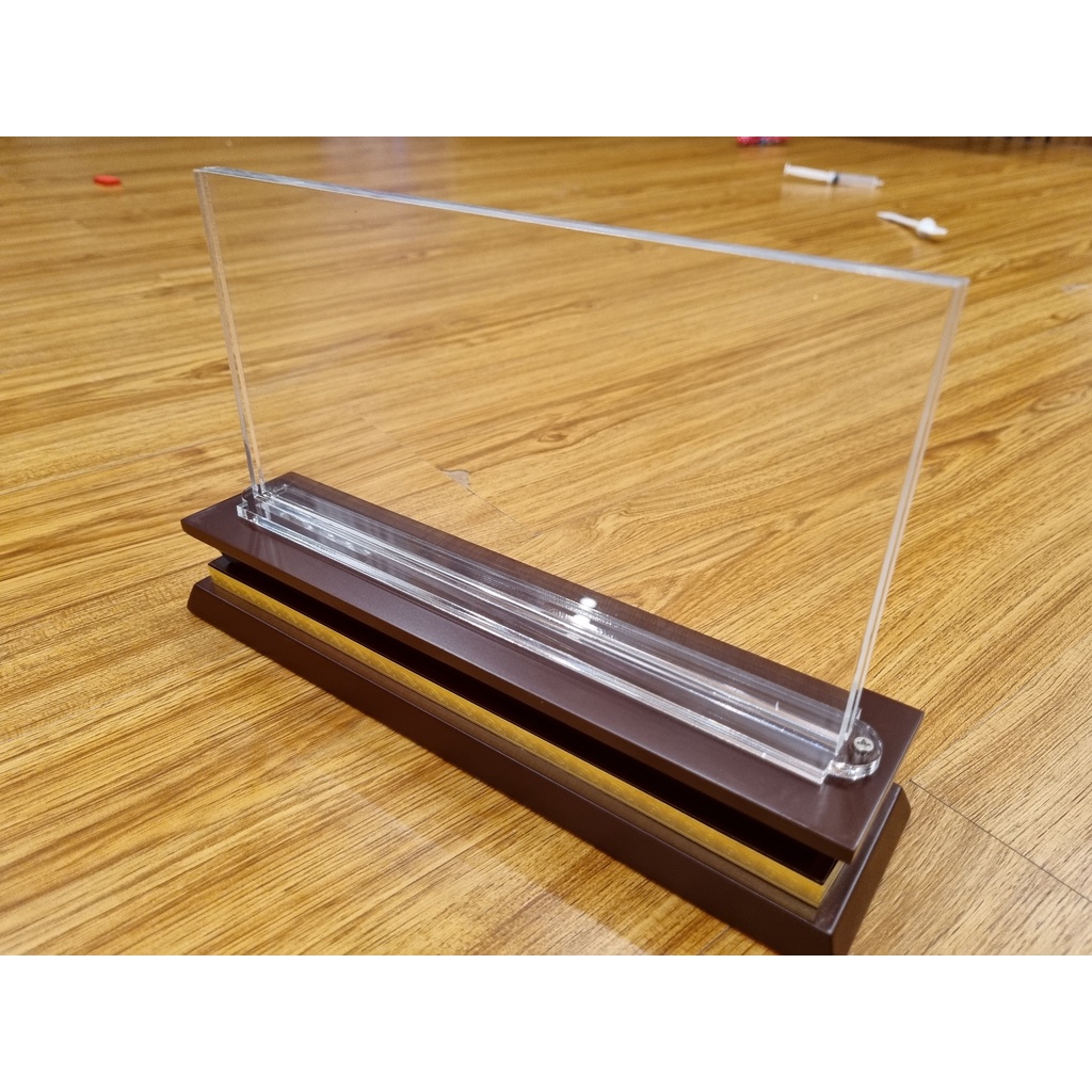 Biển Chức Danh Mica Đế Gỗ  3 Cấp Để Bàn KT 12x24cm