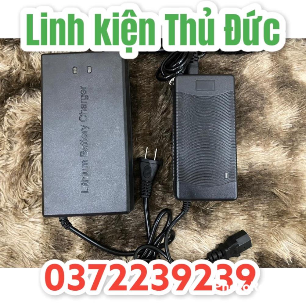 Lktd BN. Sạc xe điện 13S 48V  dùng cho pin Li-ion 3.7V, có đèn báo đầy và có quạt tản nhiệt.