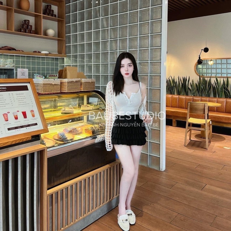 Sét áo len nữ gồm áo khoác lưới mắt to Croptop và áo 2 dây khuy hàng QC