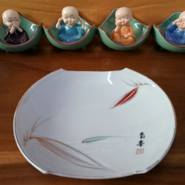 Dĩa sứ cong hình thuyền