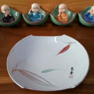 Dĩa sứ cong hình thuyền