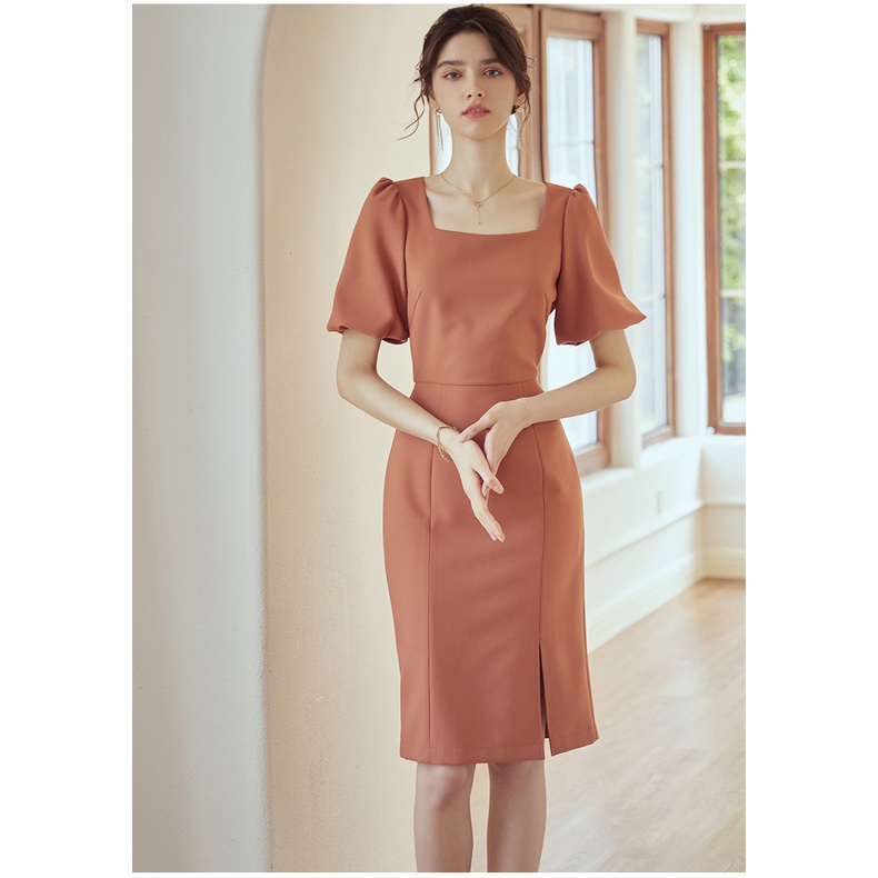 Đầm cam đất cổ vuông tay phồng ngắn xẻ trước tối giản