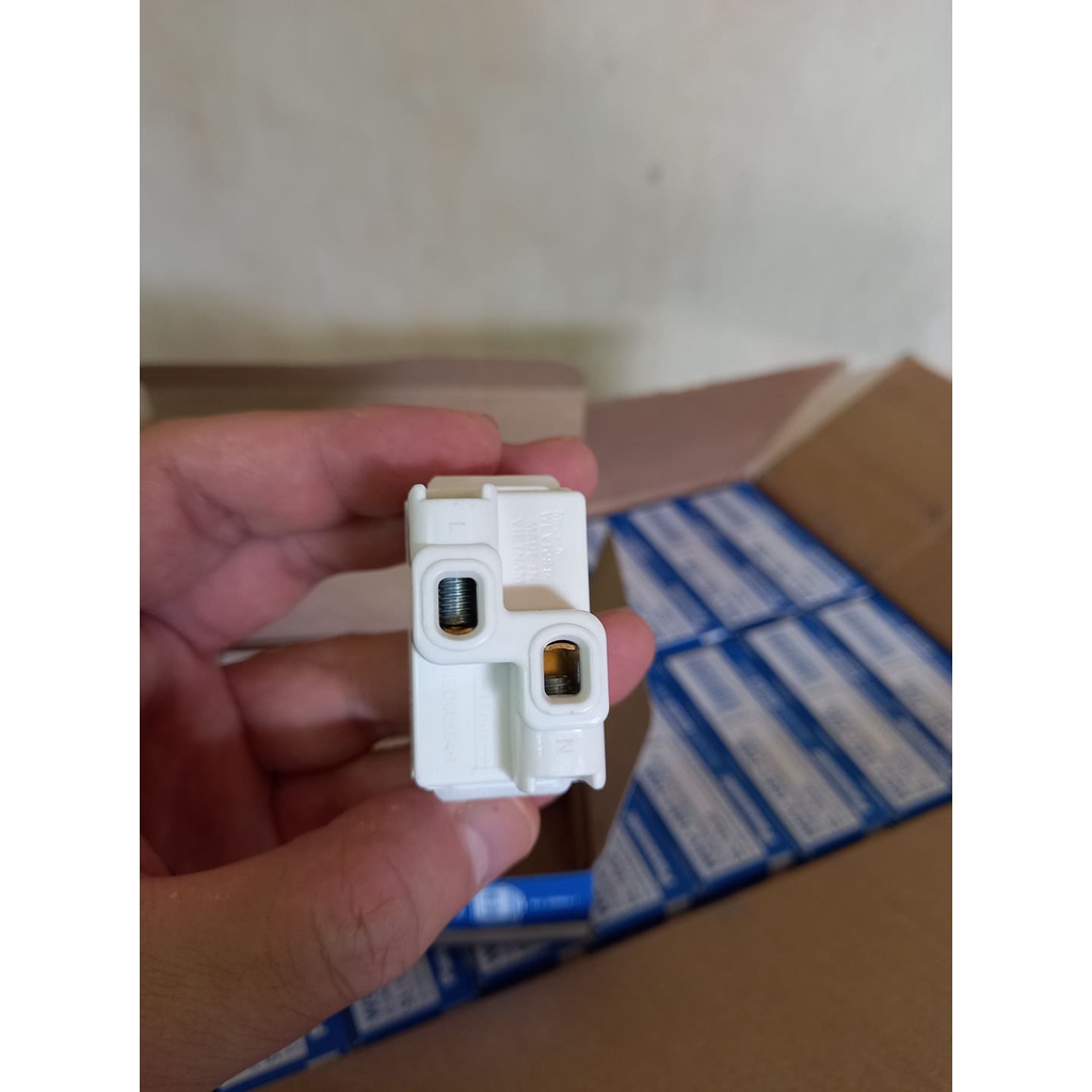 Hộp 10 HẠT Ổ CẮM ĐƠN PANASONIC CÓ MÀN CHE DÒNG WIDE