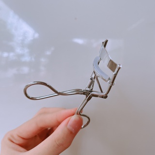 Kẹp Bấm Mi Eye Lash Curler vỏ chữ đỏ sử dụng để bấm mi cong dùng trong makeup