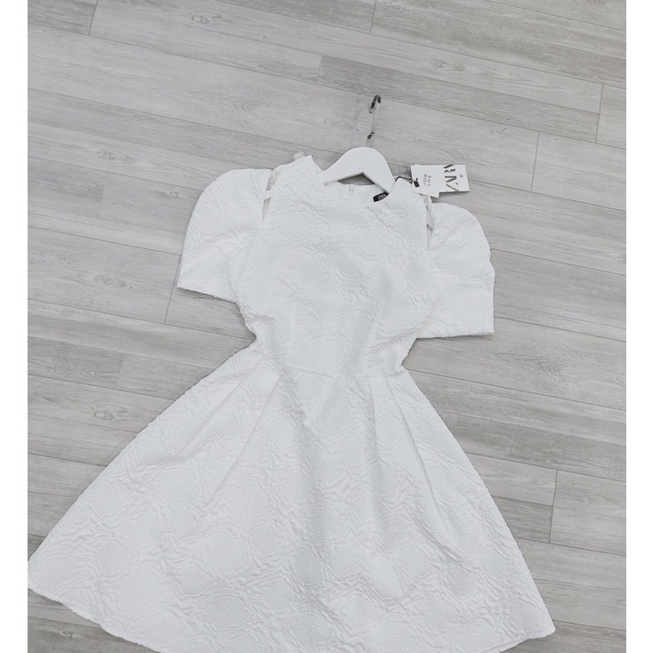 Váy xốp trắng khoét vai hoa đá tay phồng xoè