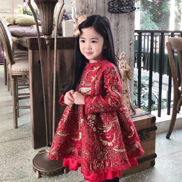 Váy gấm đỏ cho bé gái diện tết