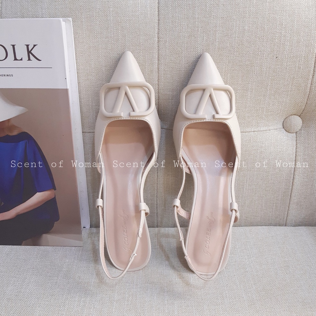 Giày cao gót dáng Slingback mũi nhọn gắn khóa V gót nhọn cao 7cm màu trắng sữa