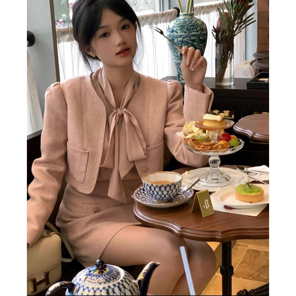 SET 3 MÓN: ÁO SƠ MI BÈO NGỰC THẮT NƠ + ÁO KHOÁC + CHÂN VÁY HỒNG TÚI MỔ