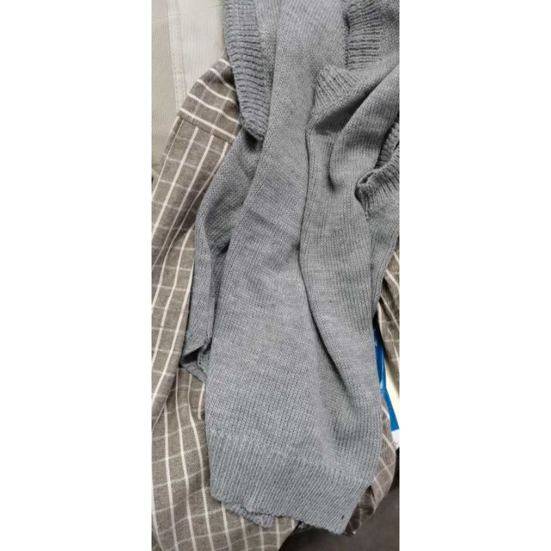 Áo sơ mi sọc + áo len gile xám giống Jisoo Black Pink