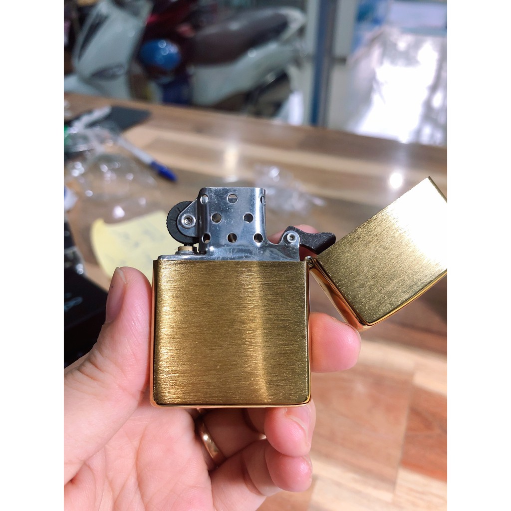 LA MÃ - VỎ BẬT LỬA ZIPPO MÀU VÀNG LOẠI XƯỚC NGANG Mọc La mã | BigBuy360 - bigbuy360.vn
