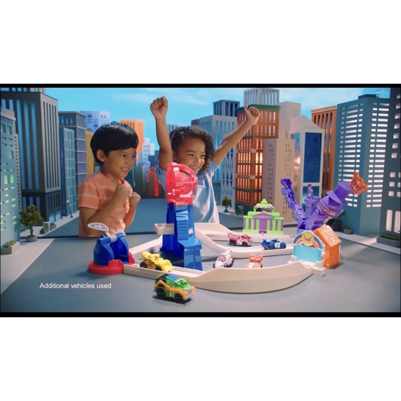 Bộ mô hình Paw Patrol cứu hộ trong the Movie Total City Rescue với tháp, toà thị chính và chó cưu hộ