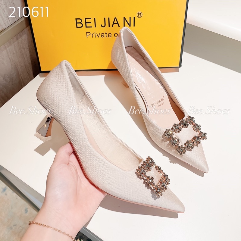 BEESHOES - GIÀY CAO GÓT BEESHOES KHUY ĐÁ VUÔNG SIÊU  XINH SẴN MÀU ĐEN,KEM 210611