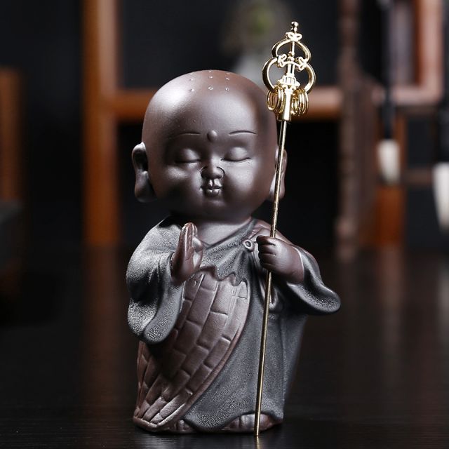 tượng sư phụ gốm tử sa- Tượng nhà sư cầm trượng niệm phật decor phối lũa tiểu cảnh bonsai