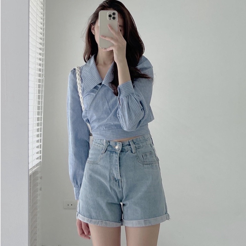Áo sơ mi xanh buộc eo