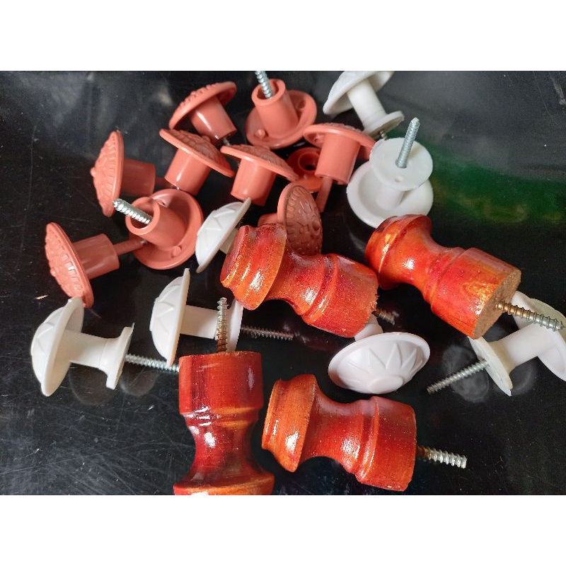 2 NÚM CỘT TREO VÉN RÈM CỬA