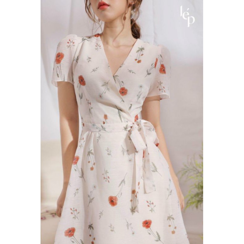 Đầm trắng hoa đỏ đắp chéo thắt eo