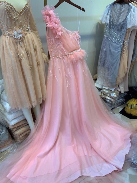 VIDEO THẬT 1000%  Đầm maxi dạ hội lệch vai đính lông vũ