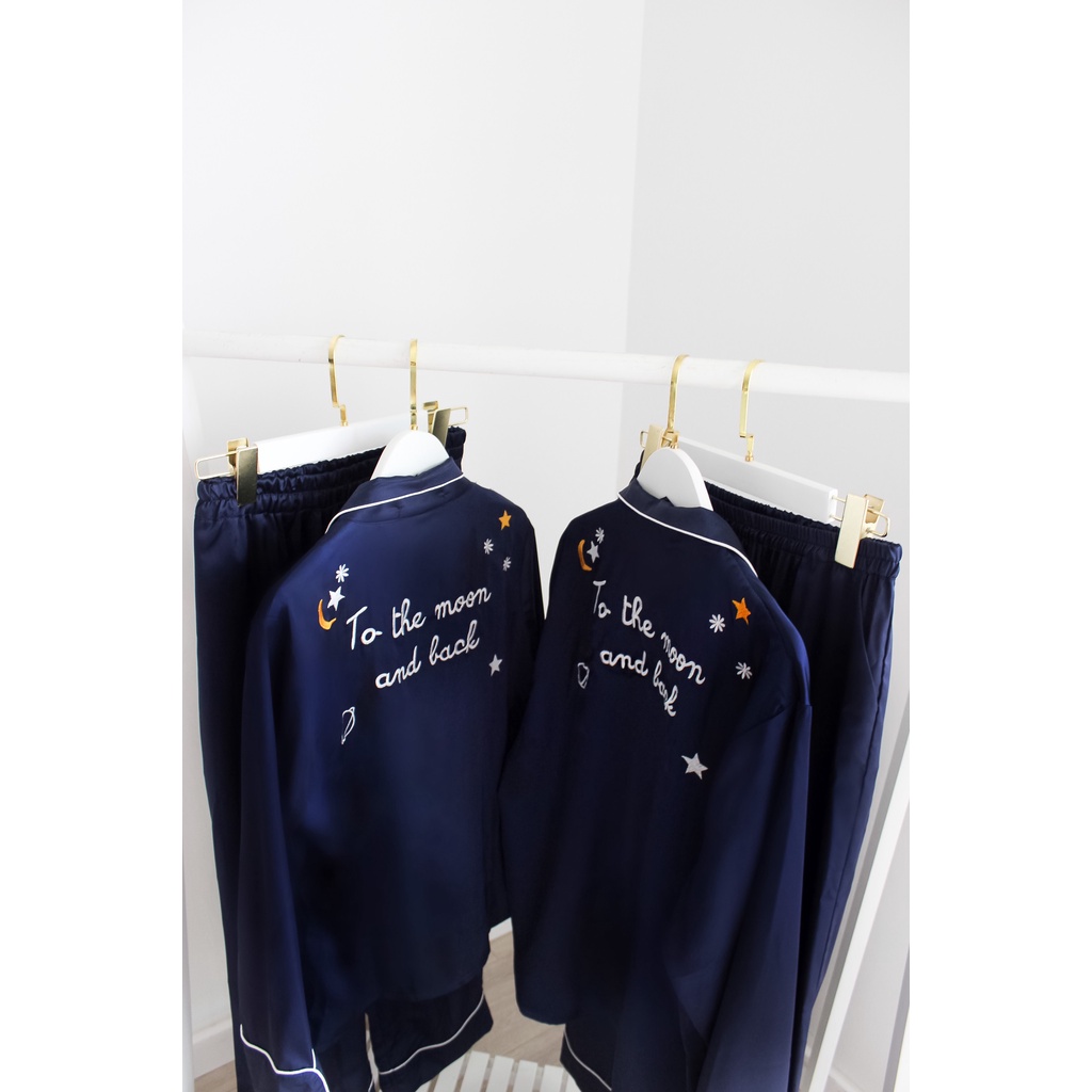 Bộ Pyjamas Đôi Nam Nữ Áo Dài Quần Dài Chất Liệu Lụa Xanh Navy Thêu Chữ Moon And Back LILAS BLANC