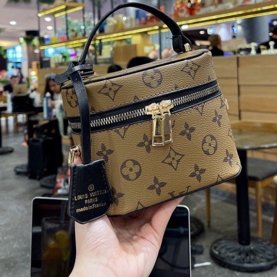 Túi cặp lồng LV , túi cốp LV ngang, kèm dây da đeo chéo, logo dập quai túi T031