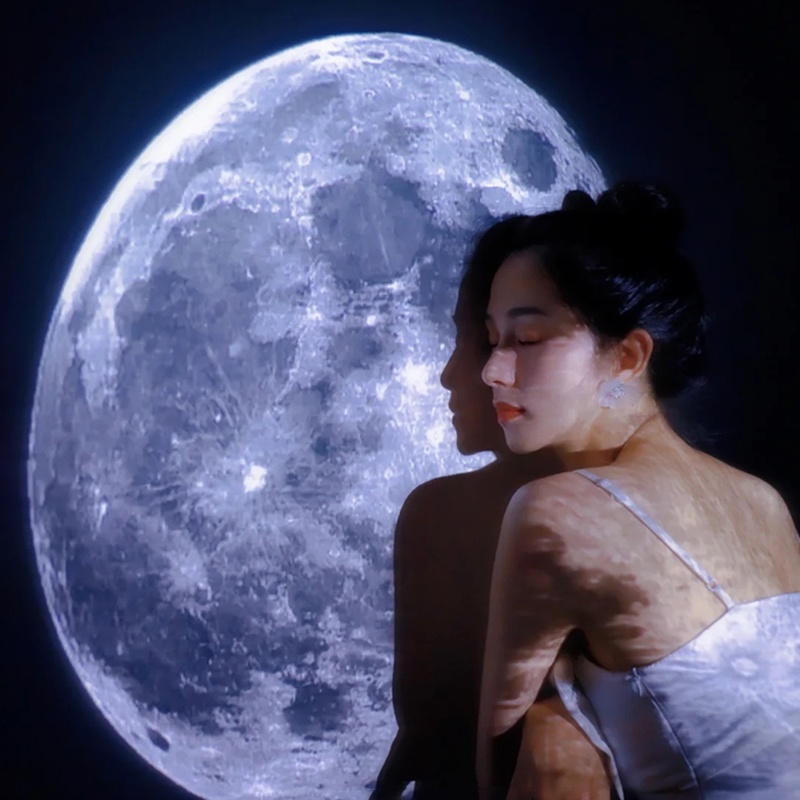 Đèn Chiếu Hình Mặt Trăng Sáng Tạo Dùng Làm Quà Tặng