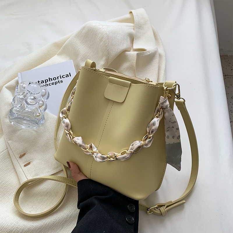 IELGY Túi Đeo Chéo Dáng Xô Phối Dây Xích Thời Trang Cho Nữ