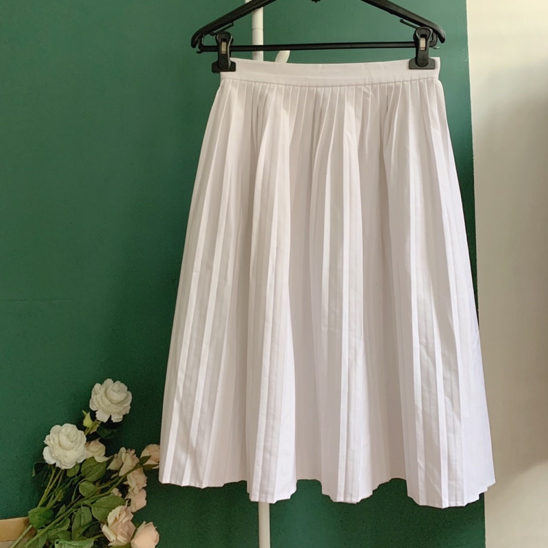 Chân váy trắng xếp ly