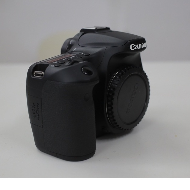 Bộ máy ảnh Canon EOS 70D kèm ống kính Canon 18-55mm