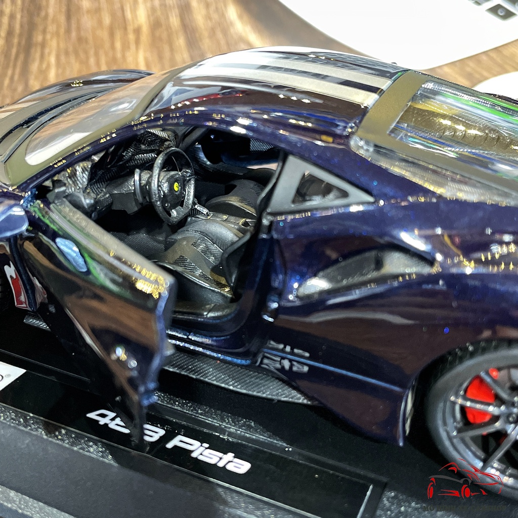 Mô hình xe trưng bày cao cấp Ferrari 488 Pista tỷ lệ 1:24 hãng Bburago màu xanh đen