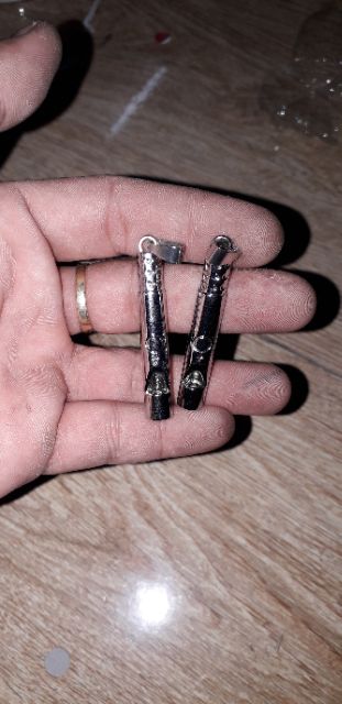 Một chiếc kèn thổi kêu làm móc khóa hoặc mặt dây chuyền bằng inox