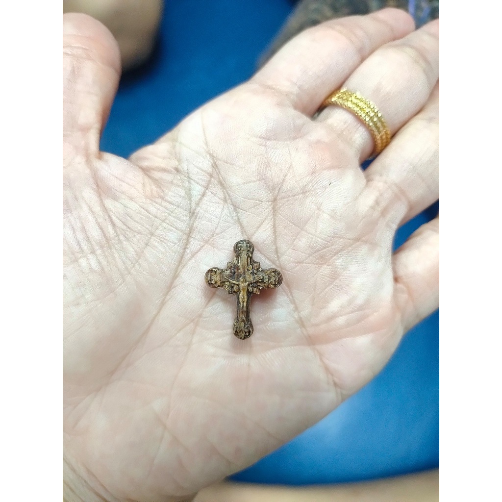 Thánh giá được tạc bằng gỗ trầm hương dùng để xỏ vòng đeo tay - Kích thước 2cm