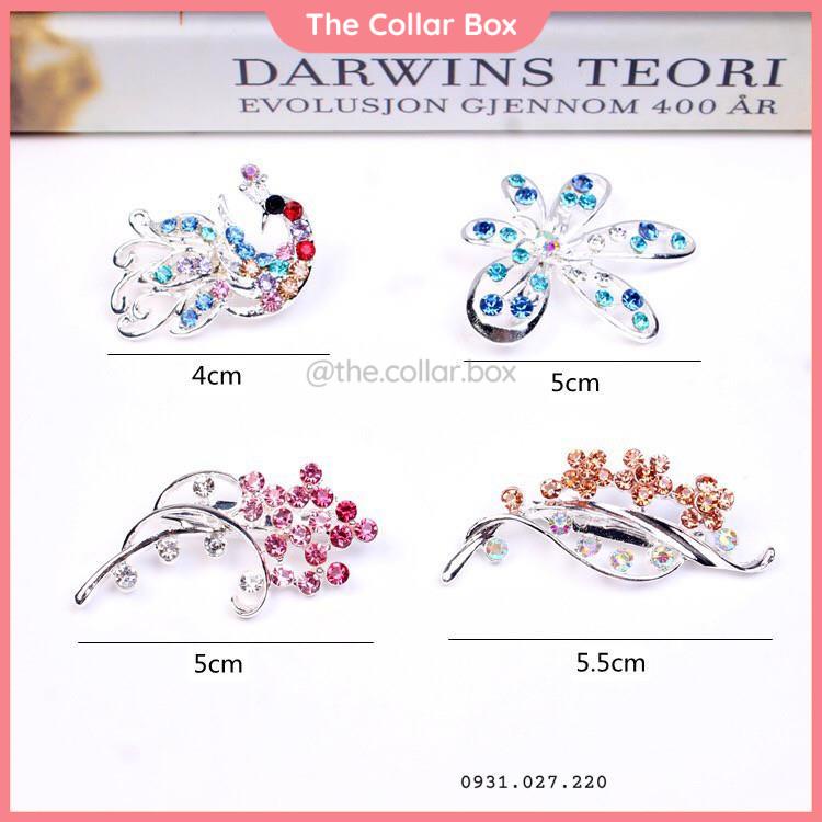 Ghim cài áo hình hoa và chim công