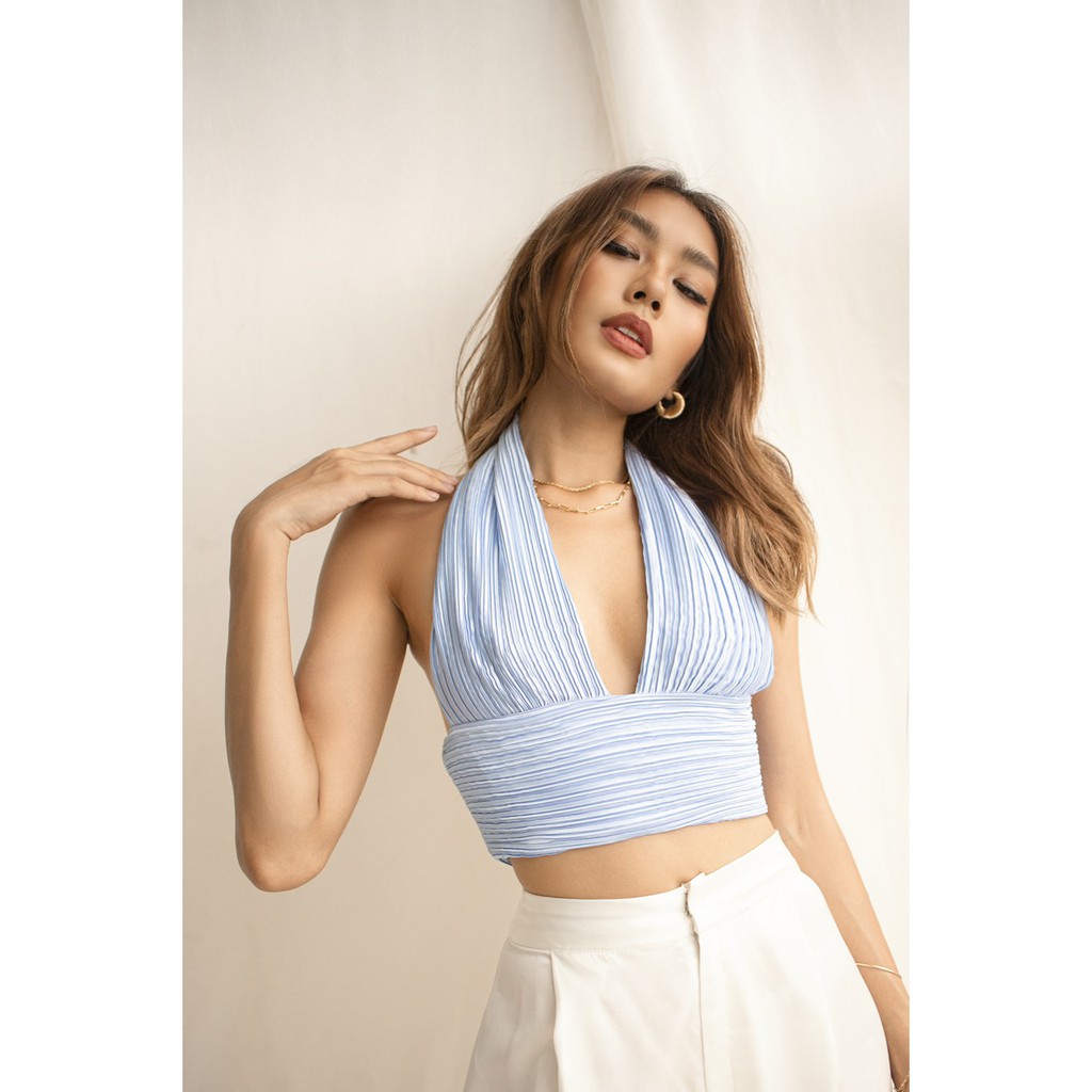 Mẫu Áo Xẻ Ngực Cổ Điển Leah Daphale
