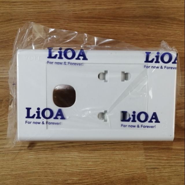 Mặt 2 ổ cắm + 1 lỗ vuông LiOA chính hãng, Nhựa TRẮNG, tiếp điểm ĐỒNG