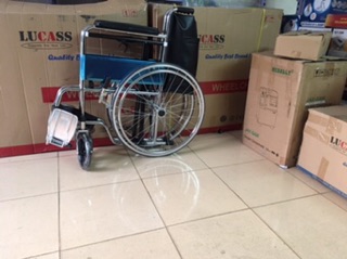 Xe lăn có bô đi vệ sinh
